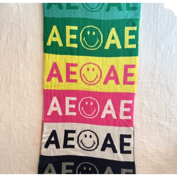 American Eagle x Smiley Oversized Knit Scarf – Colorblock Logo – 18” x 80” - Picture 4 of 9